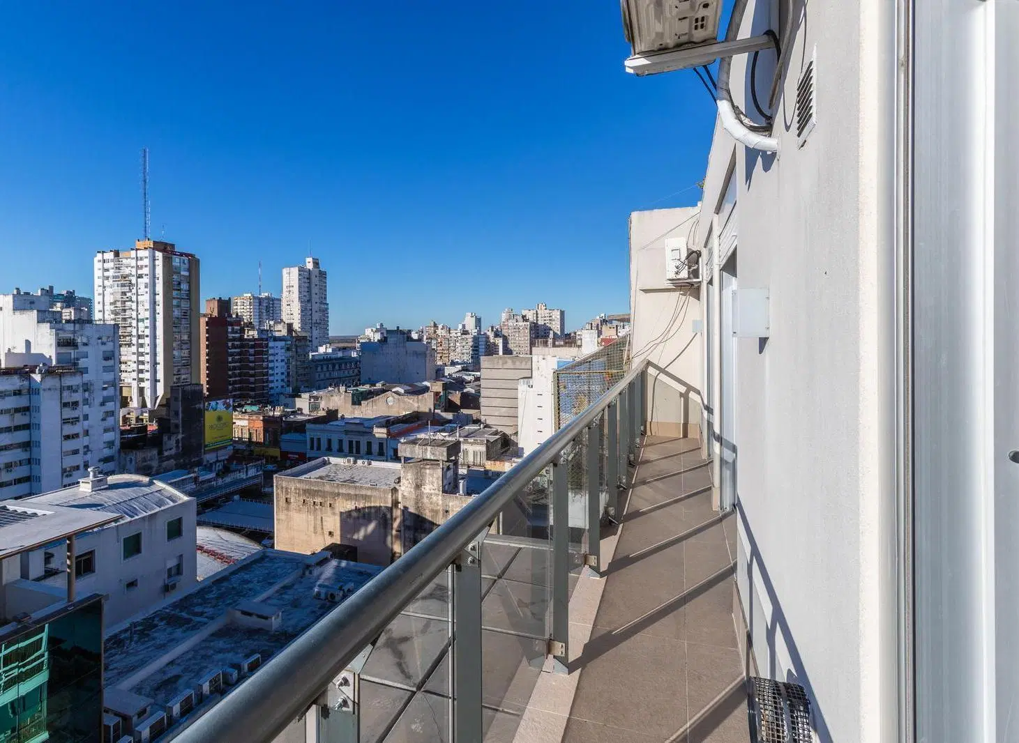 VENTA - DEPARTAMENTO DOS DORMITORIOS CON COCHERA - CENTRO RIO 3
