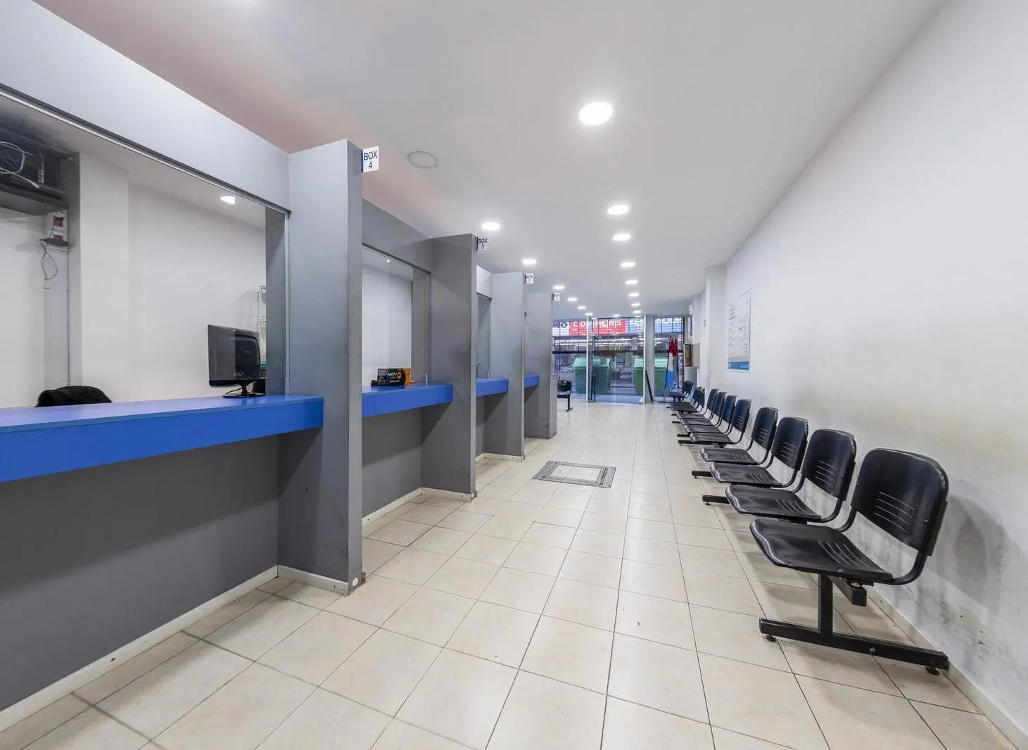 EN VENTA - LOCAL COMERCIAL AL FRENTE - BARRIO MICROCENTRO 1