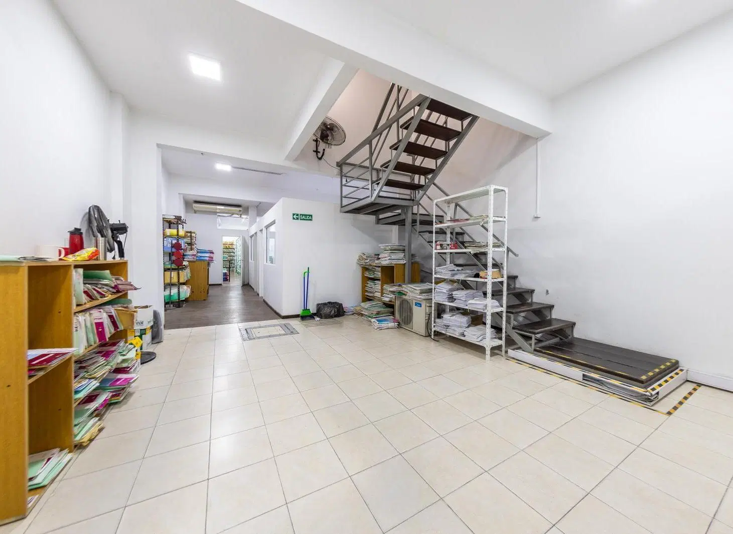 EN VENTA - LOCAL COMERCIAL AL FRENTE - BARRIO MICROCENTRO 8