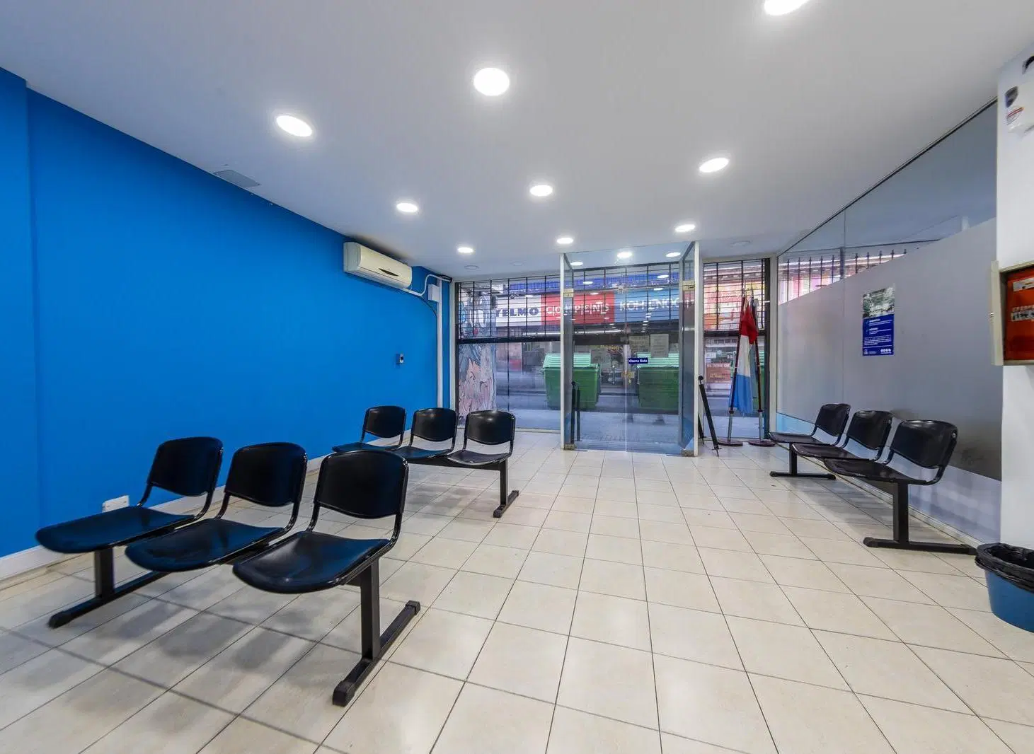 EN VENTA - LOCAL COMERCIAL AL FRENTE - BARRIO MICROCENTRO 5