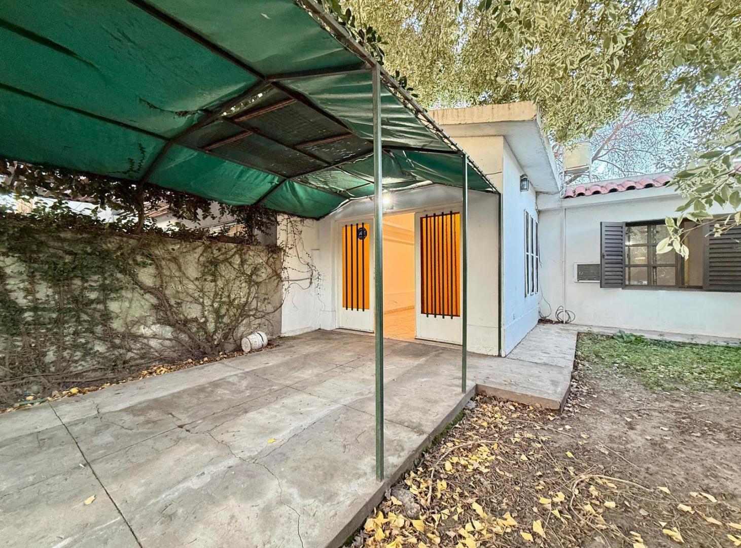 Foto de EN VENTA - CASA AL FRENTE DE UN DORMITORIO CON COCHERA - CENTRO, imagen 4