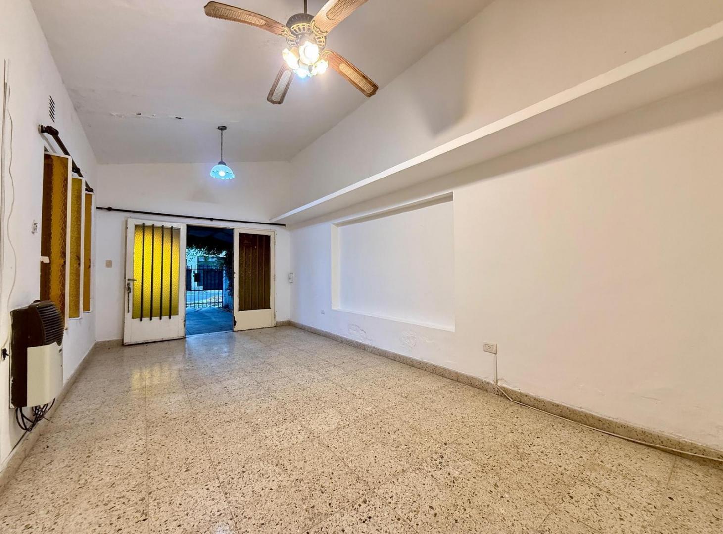 Foto de EN VENTA - CASA AL FRENTE DE UN DORMITORIO CON COCHERA - CENTRO, imagen 5