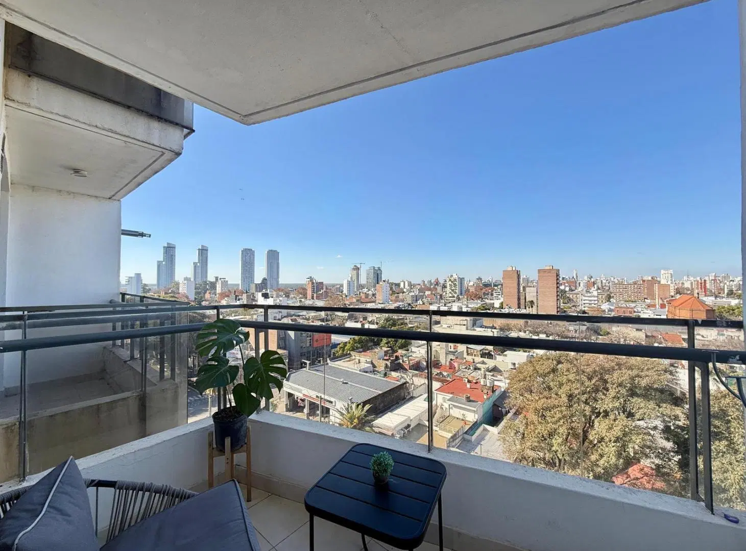 EN VENTA - DEPARTAMENTO UN DORMITORIO CON BALCON AL FRENTE - PICHINCHA 2