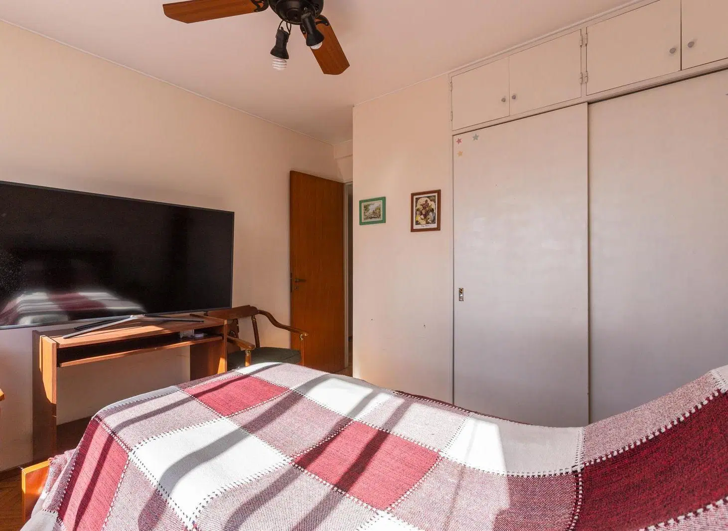 EN VENTA - DEPARTAMENTO DE 3 DORMITORIOS CON COCHERA - ZONA CENTRO RÍO. 4