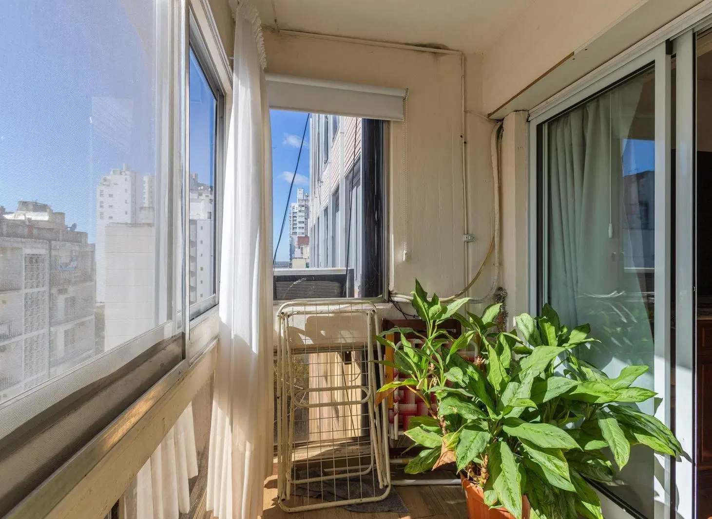 EN VENTA - DEPARTAMENTO DE 3 DORMITORIOS CON COCHERA - ZONA CENTRO RÍO. 5