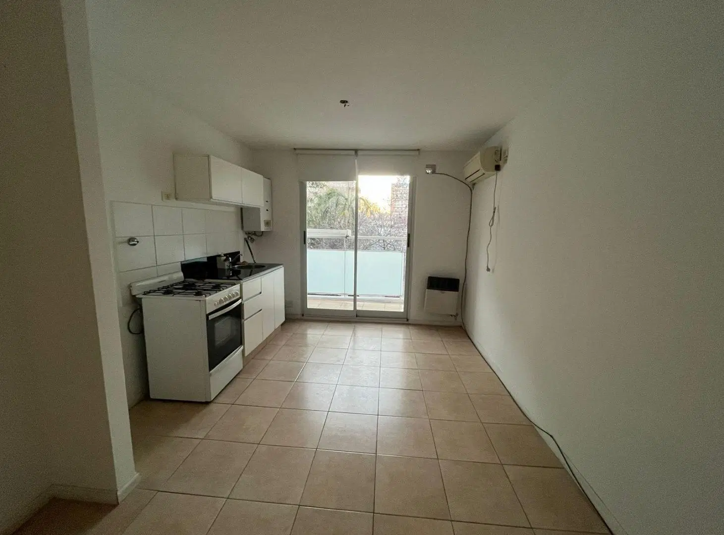 EN ALQUILER - MONOAMBIENTE CON BALCÓN - BARRIO LOURDES 1