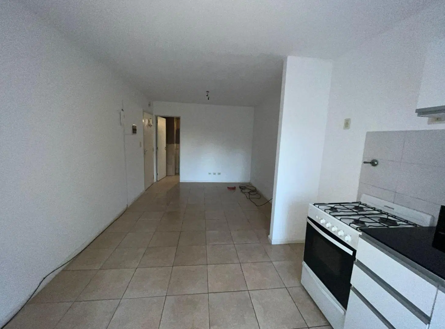 EN ALQUILER - MONOAMBIENTE CON BALCÓN - BARRIO LOURDES 5