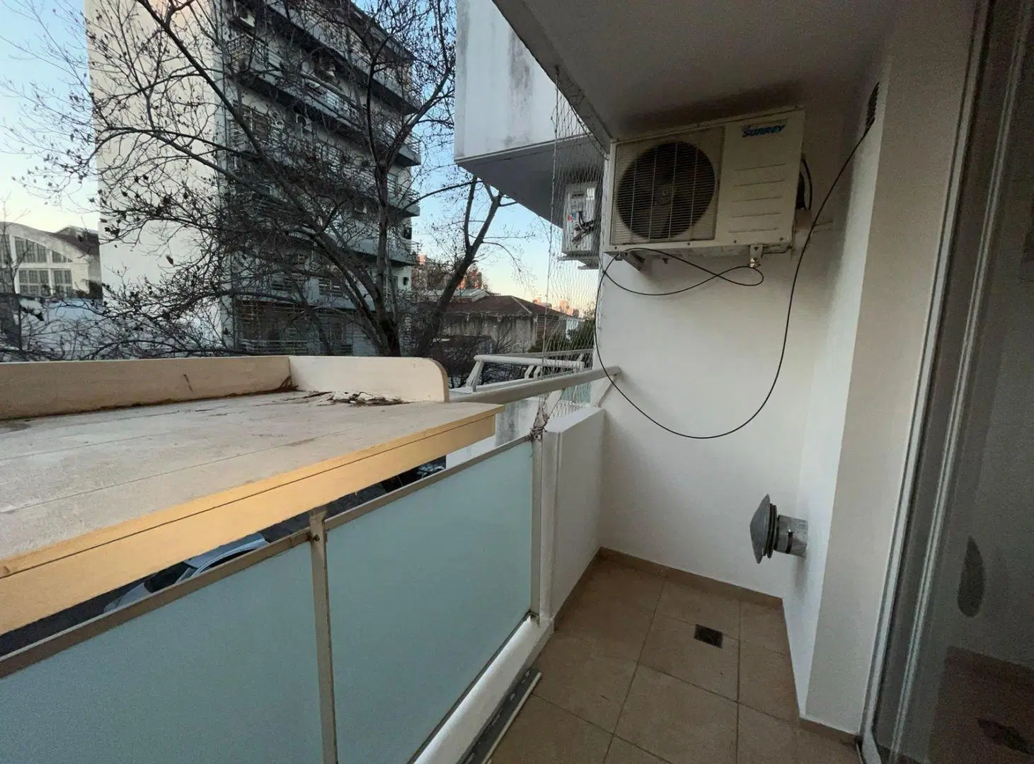 EN ALQUILER - MONOAMBIENTE CON BALCÓN - BARRIO LOURDES 2
