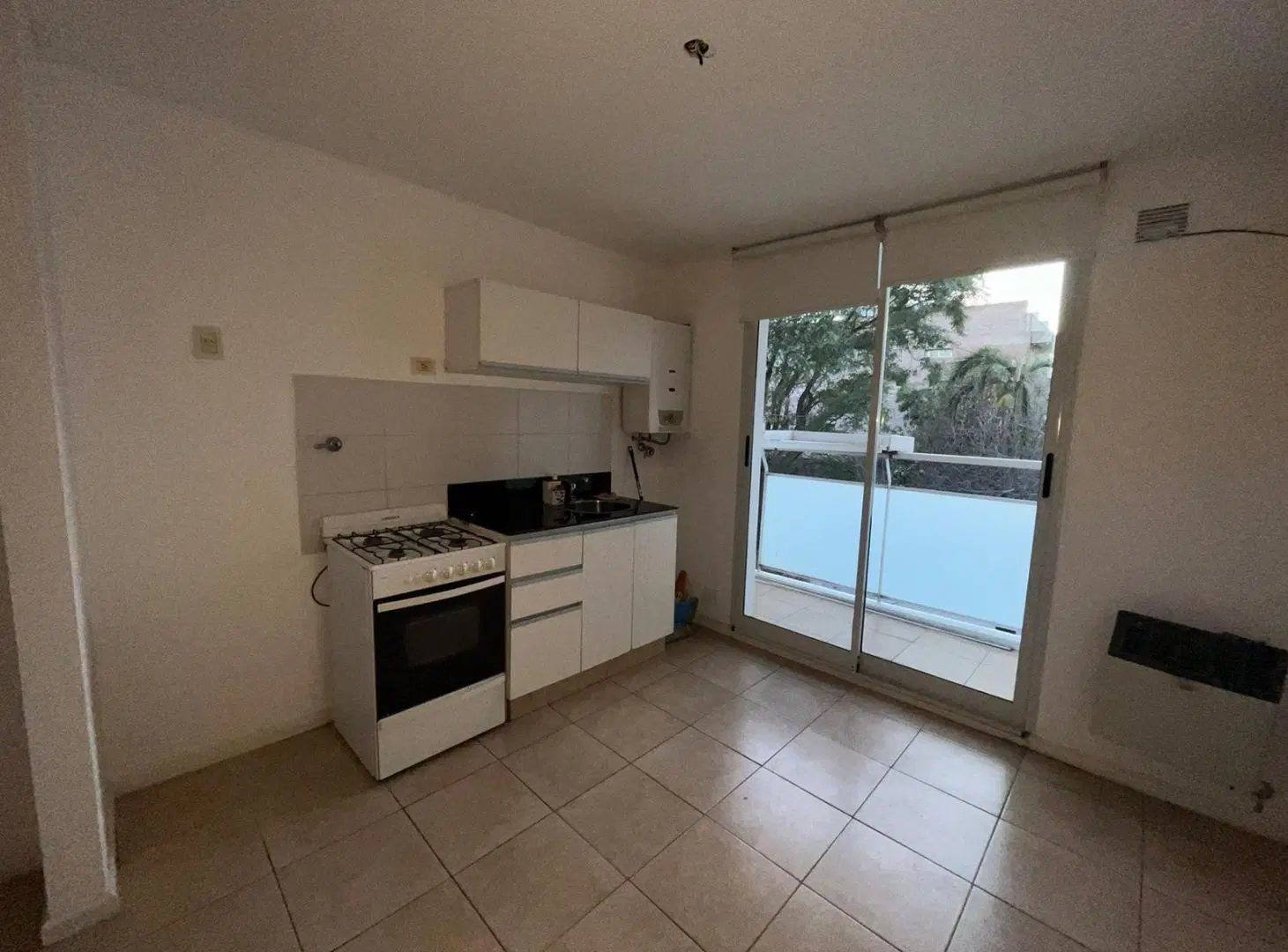 EN ALQUILER - MONOAMBIENTE CON BALCÓN - BARRIO LOURDES 3