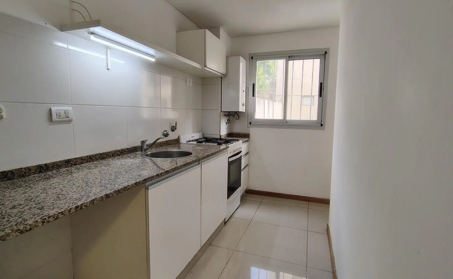 VENTA - DEPARTAMENTO UN DORMITORIO CON COCHERA Y BAULERA - BARRIO ABASTO 4