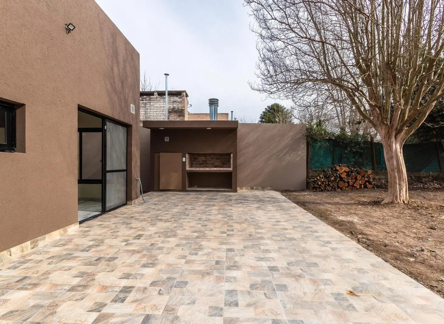 VENTA - CASA DOS DORMITORIOS CON PATIO TODOS LOS SERVICIOS - LOS SOLARES, FUNES 1