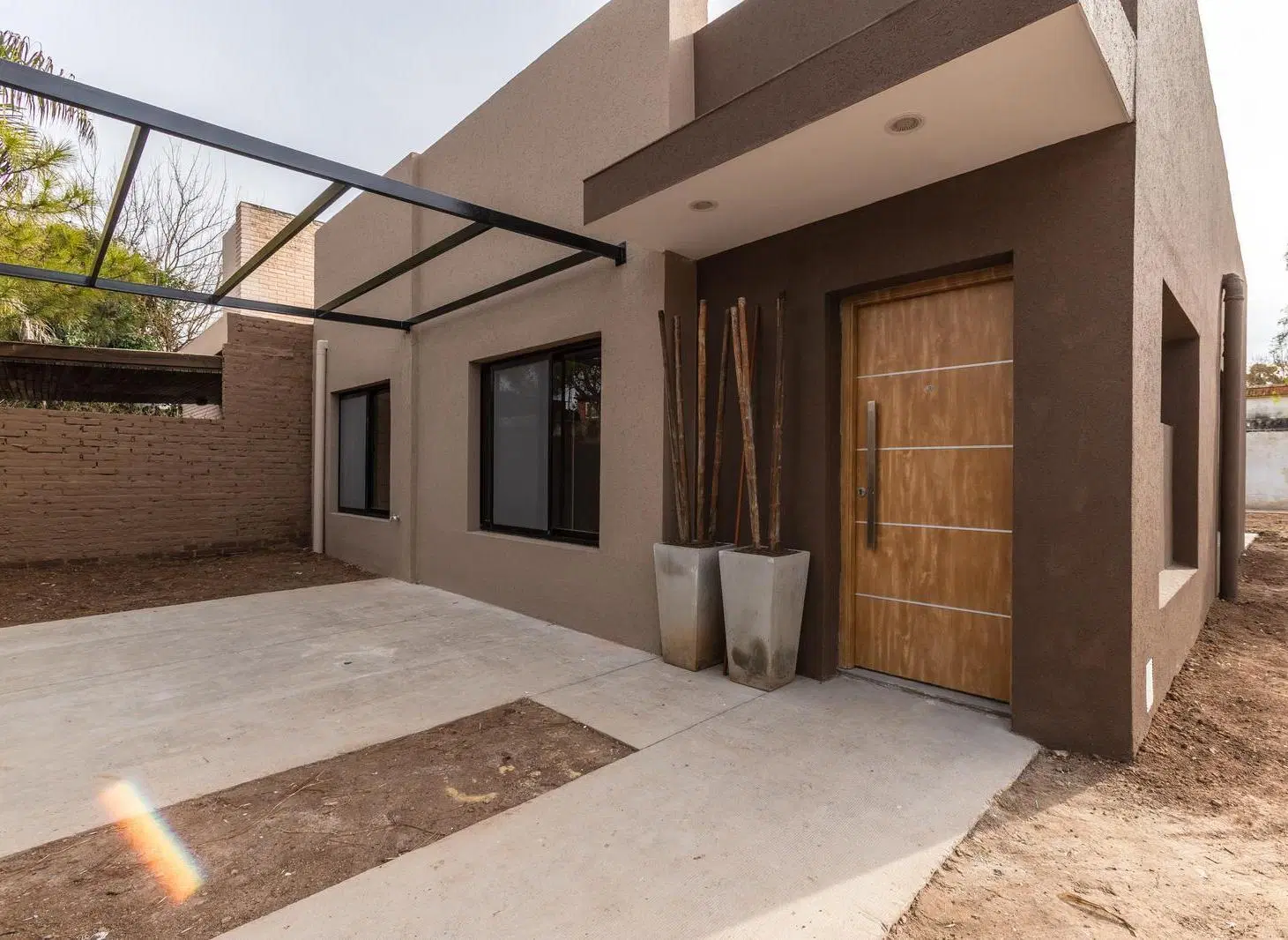 VENTA - CASA DOS DORMITORIOS CON PATIO TODOS LOS SERVICIOS - LOS SOLARES, FUNES 5