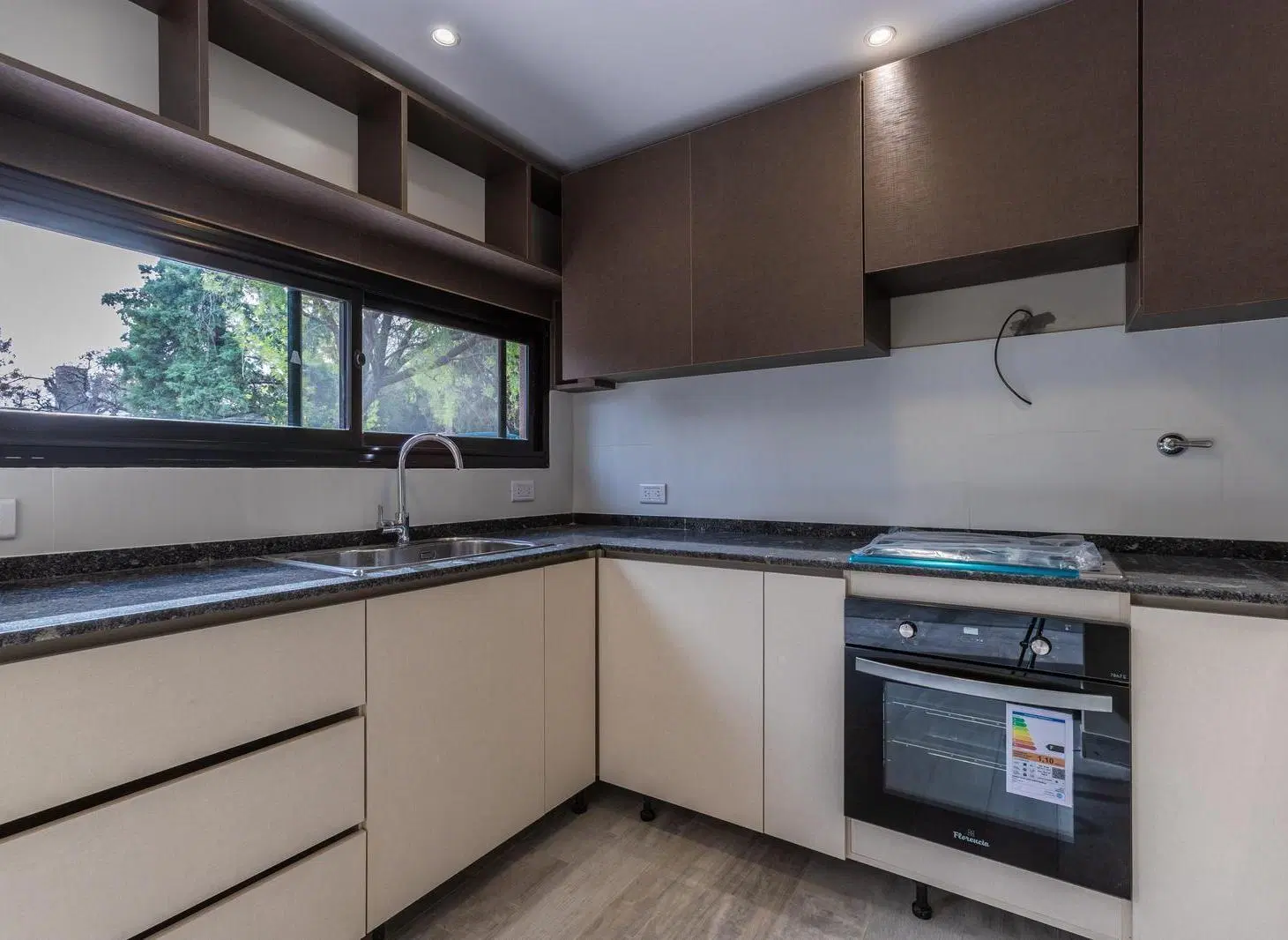 VENTA - CASA DOS DORMITORIOS CON PATIO TODOS LOS SERVICIOS - LOS SOLARES, FUNES 3