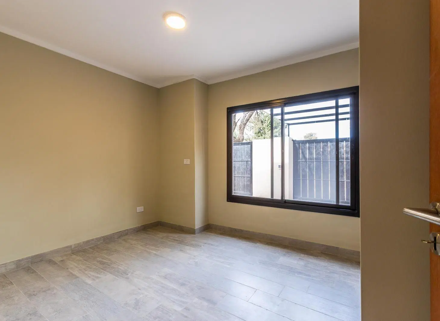VENTA - CASA DOS DORMITORIOS CON PATIO TODOS LOS SERVICIOS - LOS SOLARES, FUNES 4