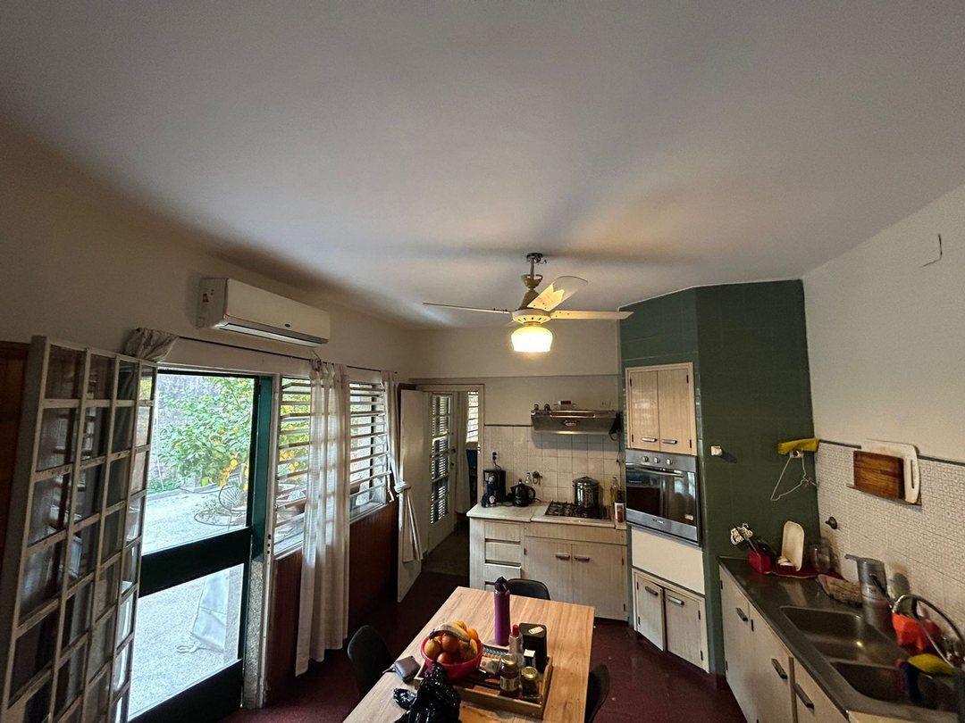 Foto de VENTA - CASA 5 DORMITORIOS CON PATIO SECO Y COCHERA - BARRIO ARROYITO, imagen 2