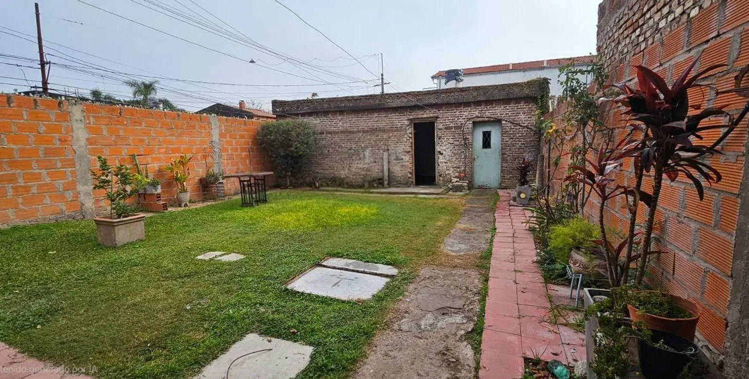 VENTA - CASA 3 DORMITORIOS PATIO VERDE Y COCHERA - BARRIO ALBERDI 2