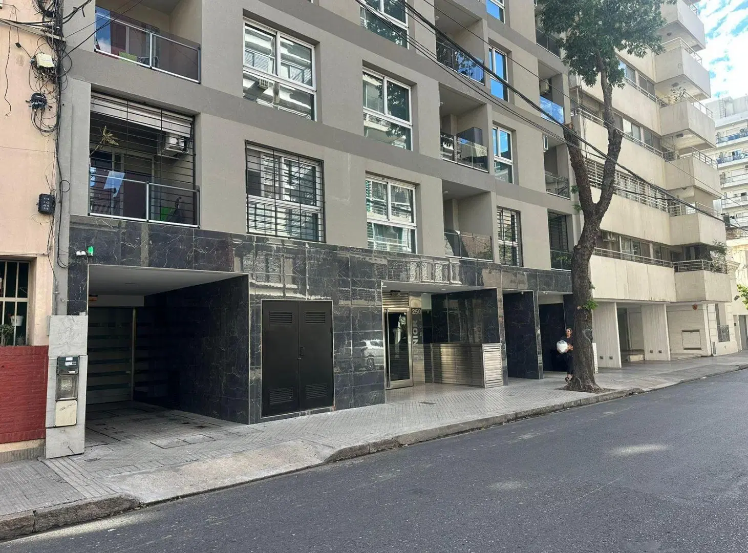 VENTA - COCHERA CON RAMPA FIJA DE HORMIGON, ESPACIOSA Y COMODA - CENTRO RIO 5