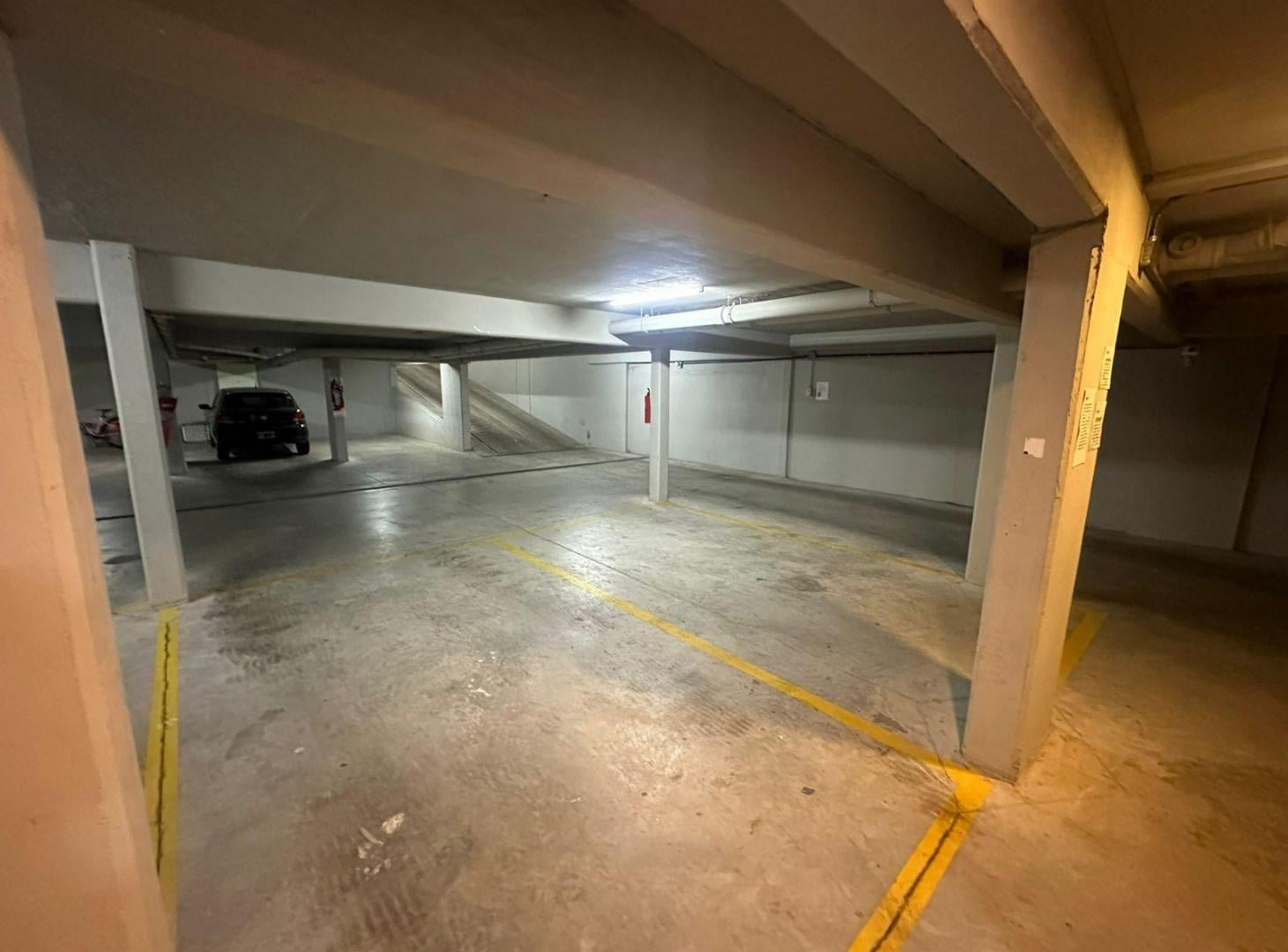 Foto de VENTA - COCHERA CON RAMPA FIJA DE HORMIGON, ESPACIOSA Y COMODA - CENTRO RIO, imagen 1