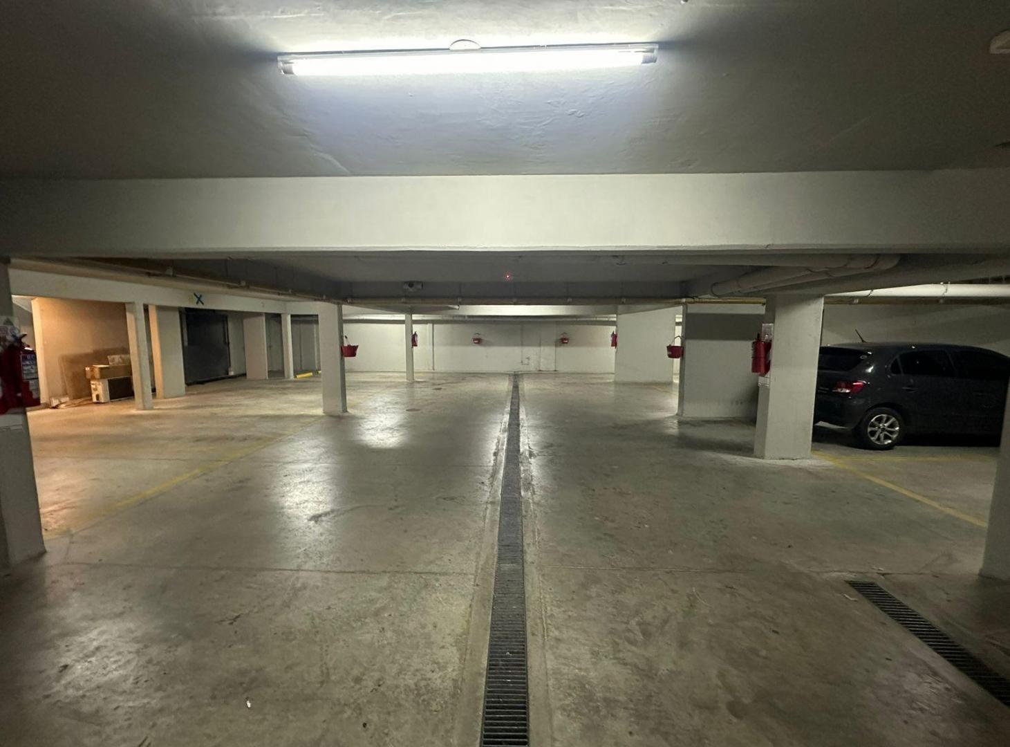 Foto de VENTA - COCHERA CON RAMPA FIJA DE HORMIGON, ESPACIOSA Y COMODA - CENTRO RIO, imagen 4