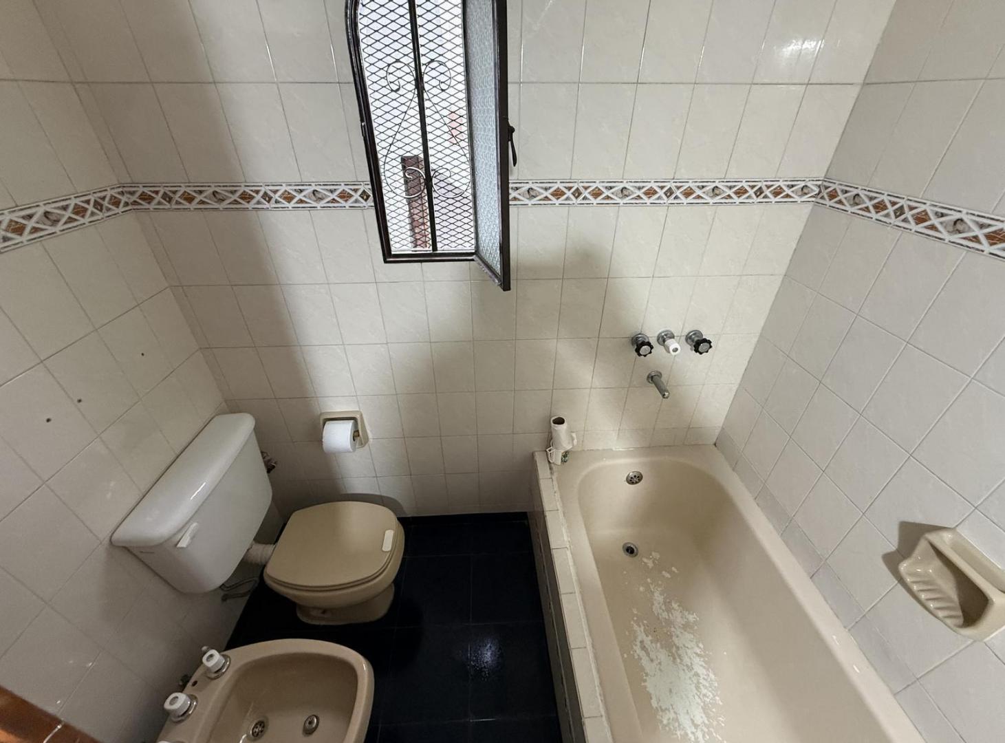 Foto de VENTA - CASA 2 DORMITORIOS TERRAZA ACCESIBLE CON PARRILLERO Y LAVADERO - BARRIO URQUIZA., imagen 4