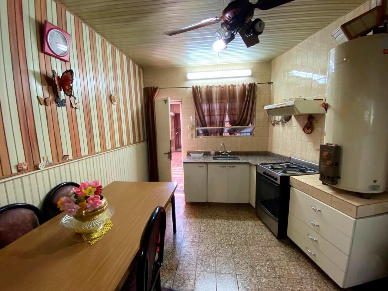 Foto de VENTA - CASA AL FRENTE 2 DORMITORIOS COMODIN Y PATIO - BARRIO REPUBLICA DE LA SEXTA, imagen 3