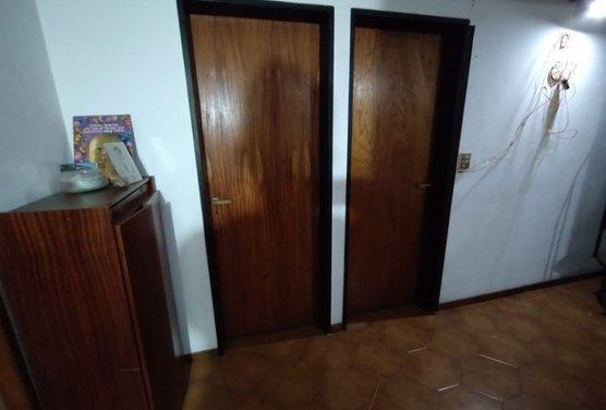 Foto de VENTA - CASA DE DOS DORMITORIOS EN PLANTA ALTA - BARRIO ALBERDI, imagen 4