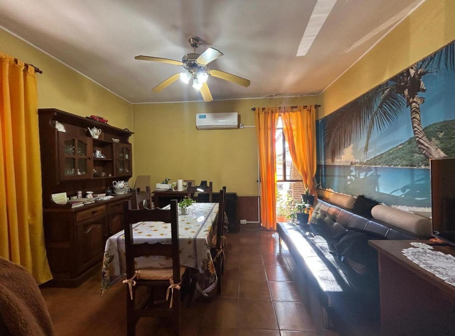 Foto de VENTA - CASA DE DOS DORMITORIOS EN PLANTA ALTA - BARRIO ALBERDI, imagen 2