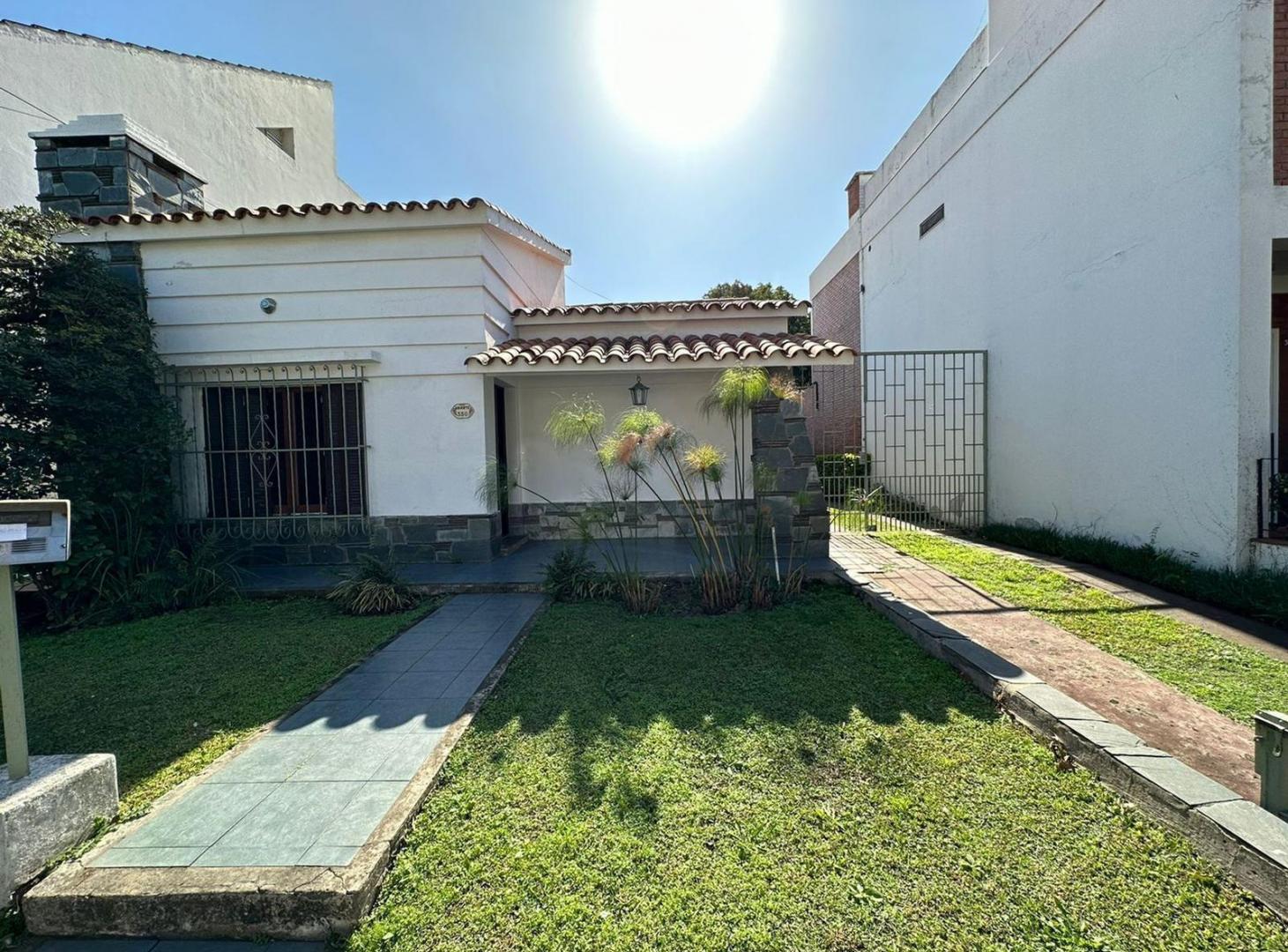 Foto de VENTA CASA TRES DORMITORIOS CON AMPLIO JARDIN Y LOTE ALBERDI RIO, imagen 5