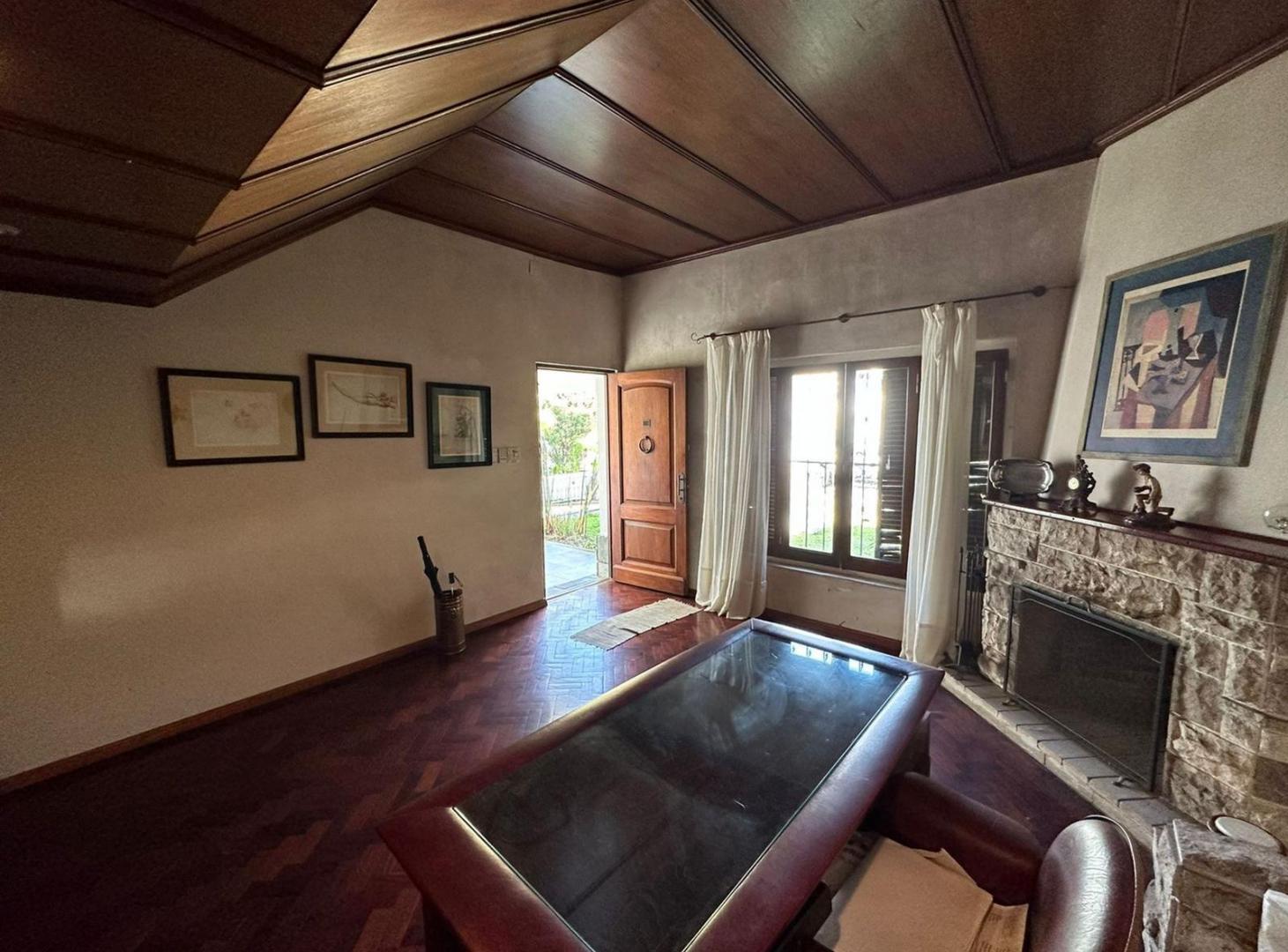 Foto de VENTA CASA TRES DORMITORIOS CON AMPLIO JARDIN Y LOTE ALBERDI RIO, imagen 2
