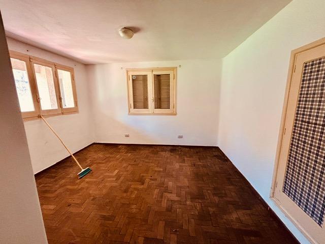 Foto de VENTA - CASA CINCO DORMITORIOS CON PATIO A REFACCIONAR - FISHERTON, imagen 2