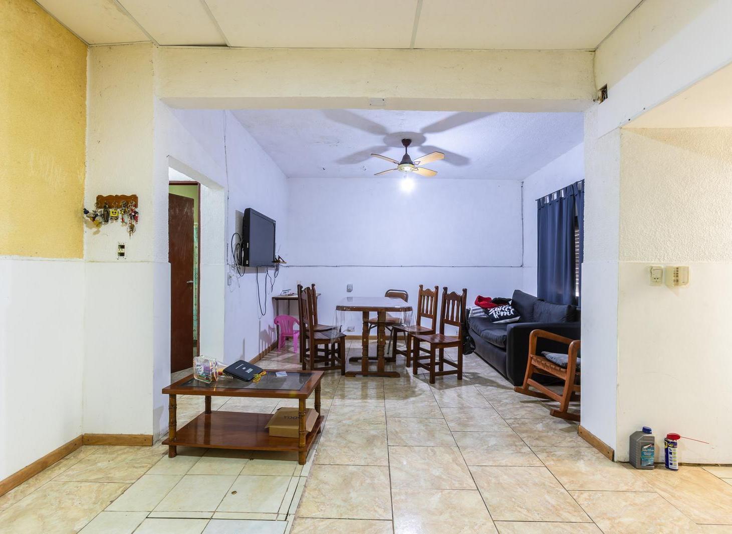 Foto de VENTA CASA EN PLANTA BAJA CON COCHERA DEPARTAMENTO 1 DORMITORIO. BARRIO, imagen 2