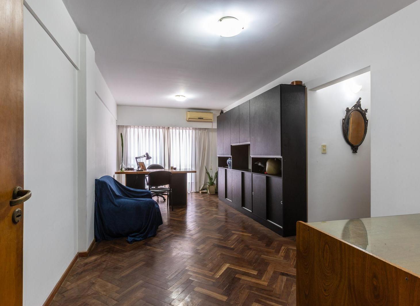 Foto de EN VENTA - DEPARTAMENTO SEMIPISO DE 2 DORMITORIOS CON COCHERA - BARRIO, imagen 2