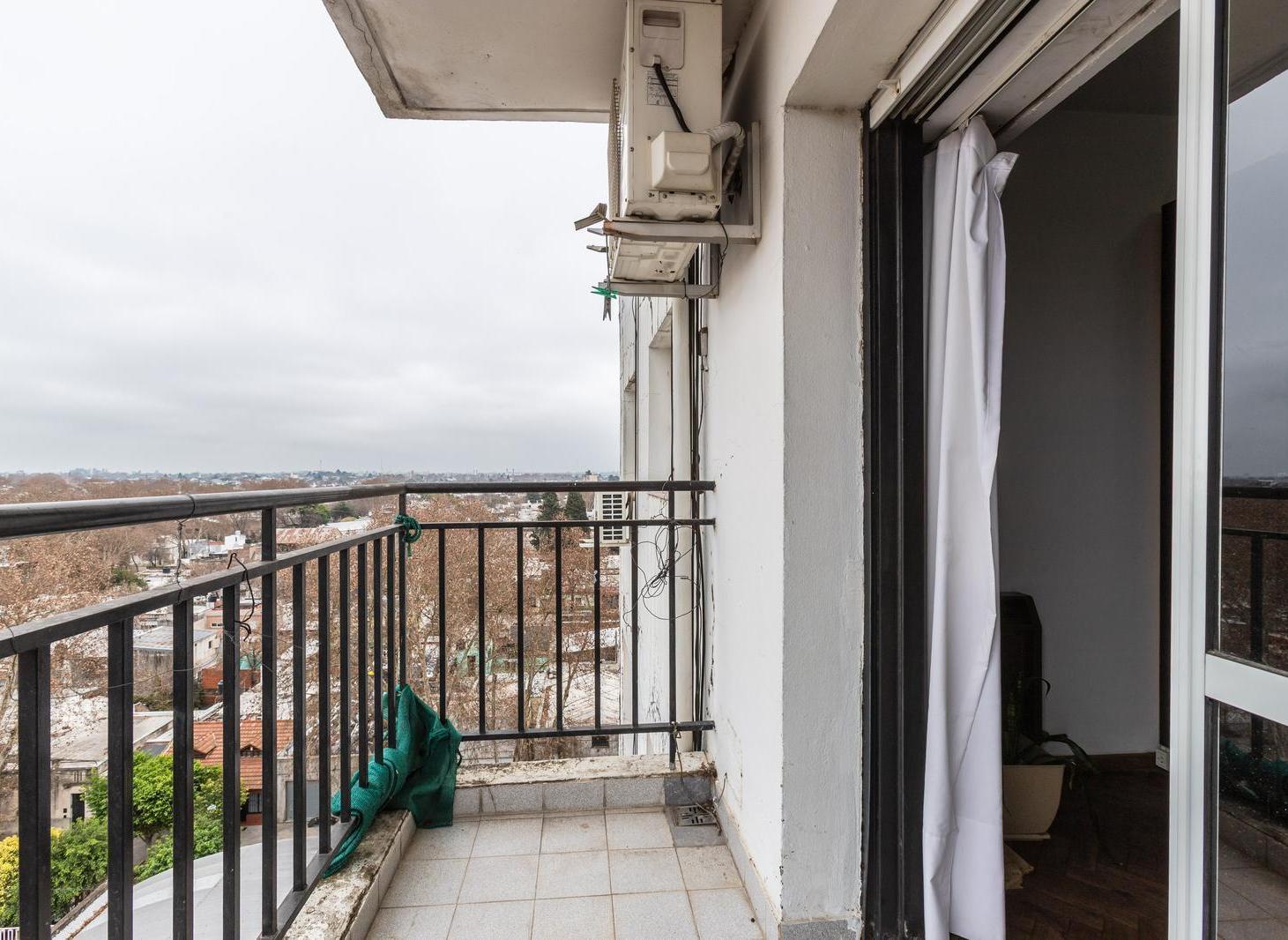 Foto de EN VENTA - DEPARTAMENTO SEMIPISO DE 2 DORMITORIOS CON COCHERA - BARRIO, imagen 3