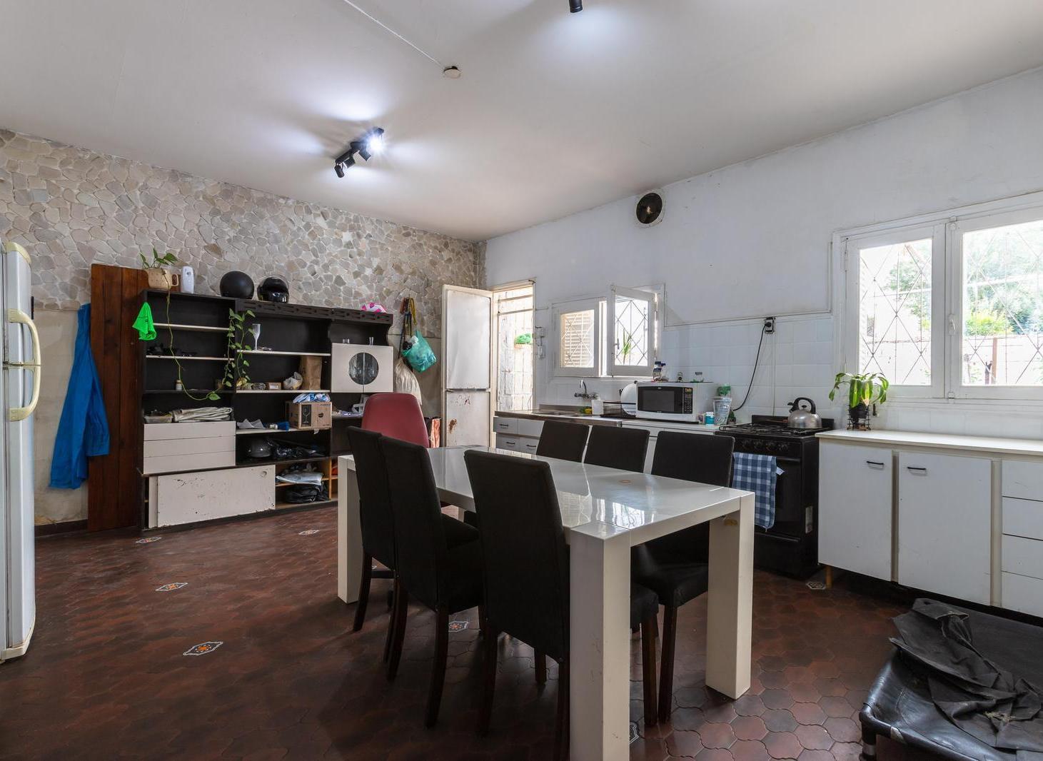 Foto de VENTA - CASA DOS DORMITORIOS CON COCHERA Y PATIO - BARRIO REFINERIA, imagen 3