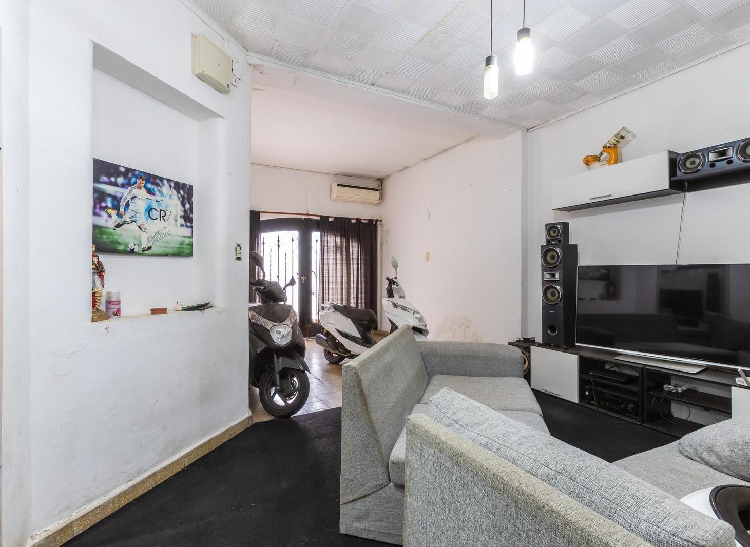 Foto de VENTA - CASA DOS DORMITORIOS CON COCHERA Y PATIO - BARRIO REFINERIA, imagen 1