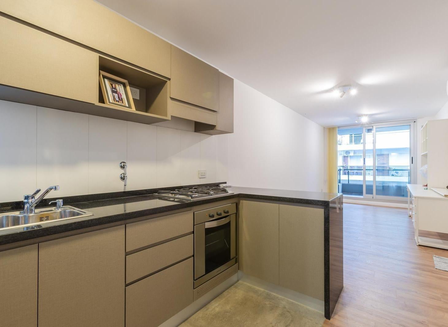 Foto de VENTA - DEPARTAMENTO DE 1 DORMITORIO CON COCHERA - BARRIO MARTIN, imagen 2