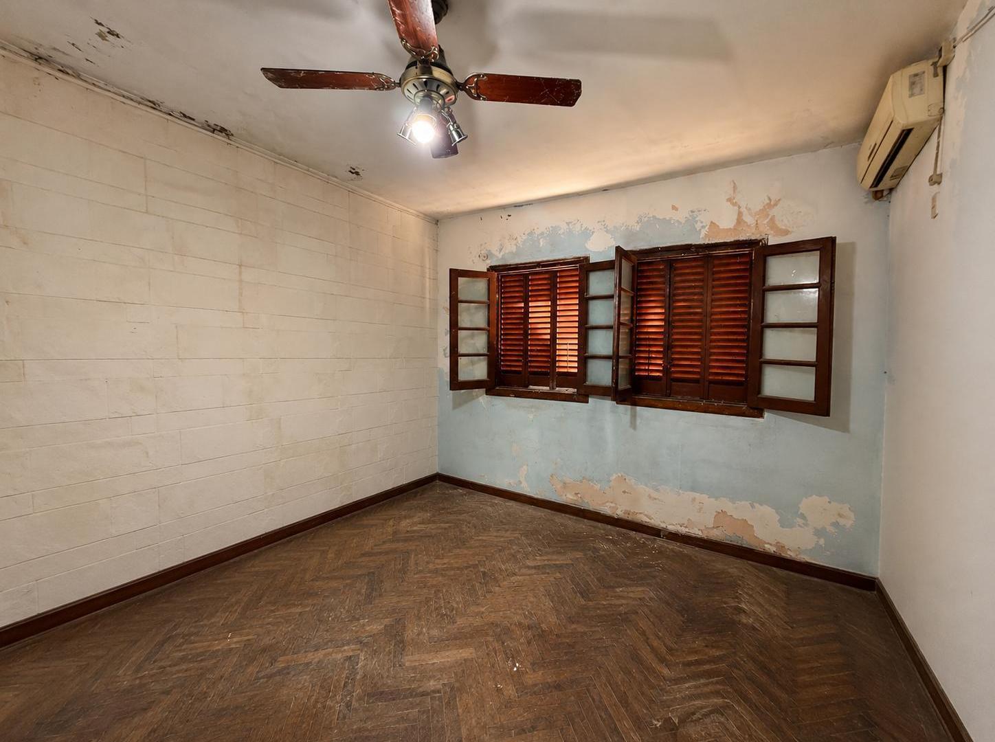 Foto de EN VENTA - CASA AL FRENTE DOS DORMITORIOS CON COCHERA - BARRIO LAS, imagen 3
