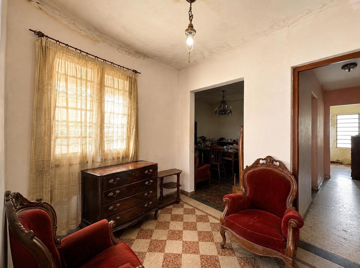 Foto de EN VENTA - CASA AL FRENTE DOS DORMITORIOS CON COCHERA - BARRIO LAS, imagen 1