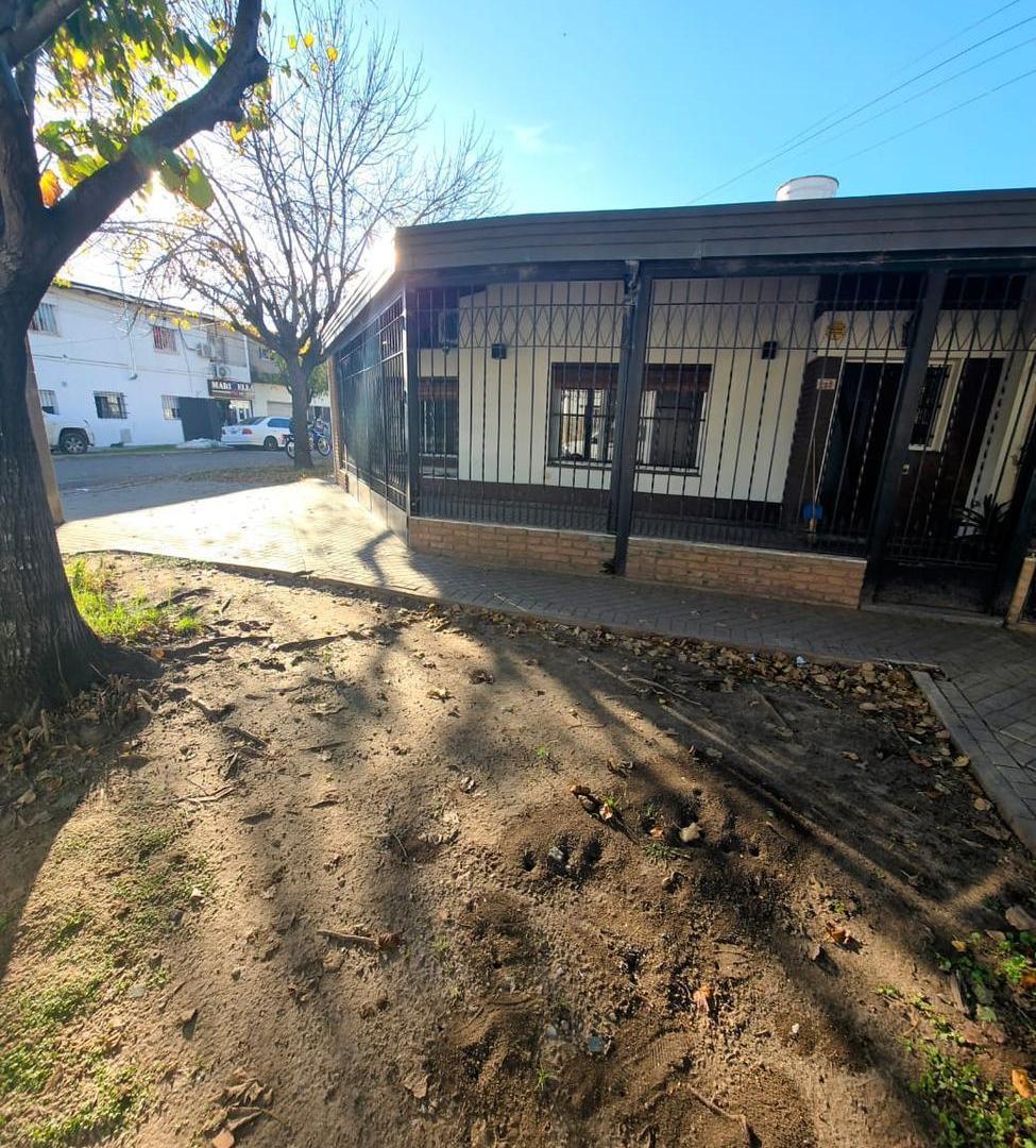 Foto de VENTA - CASA TRES DORMITORIOS CON COCHERA - LAS HERAS, imagen 3
