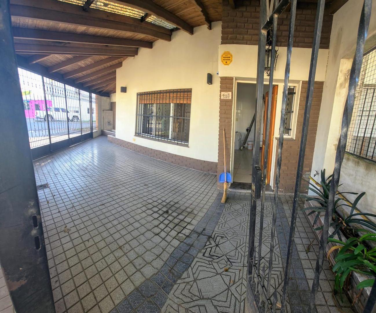 Foto de VENTA - CASA TRES DORMITORIOS CON COCHERA - LAS HERAS, imagen 1