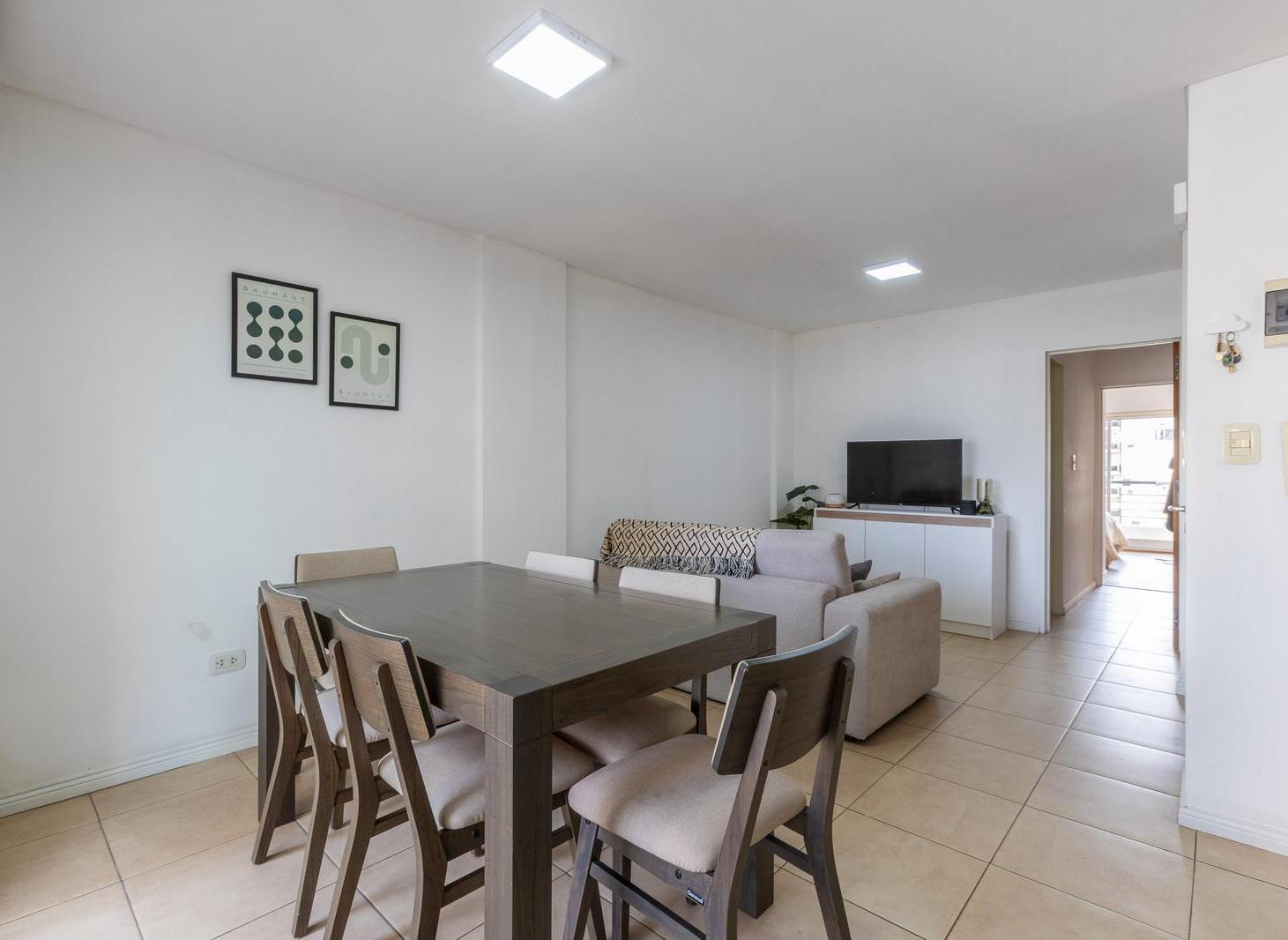 Foto de VENTA - DEPARTAMENTO UN DORMITORIO CON DOBLE BALCON AL FRENTE - CENTRO, imagen 2