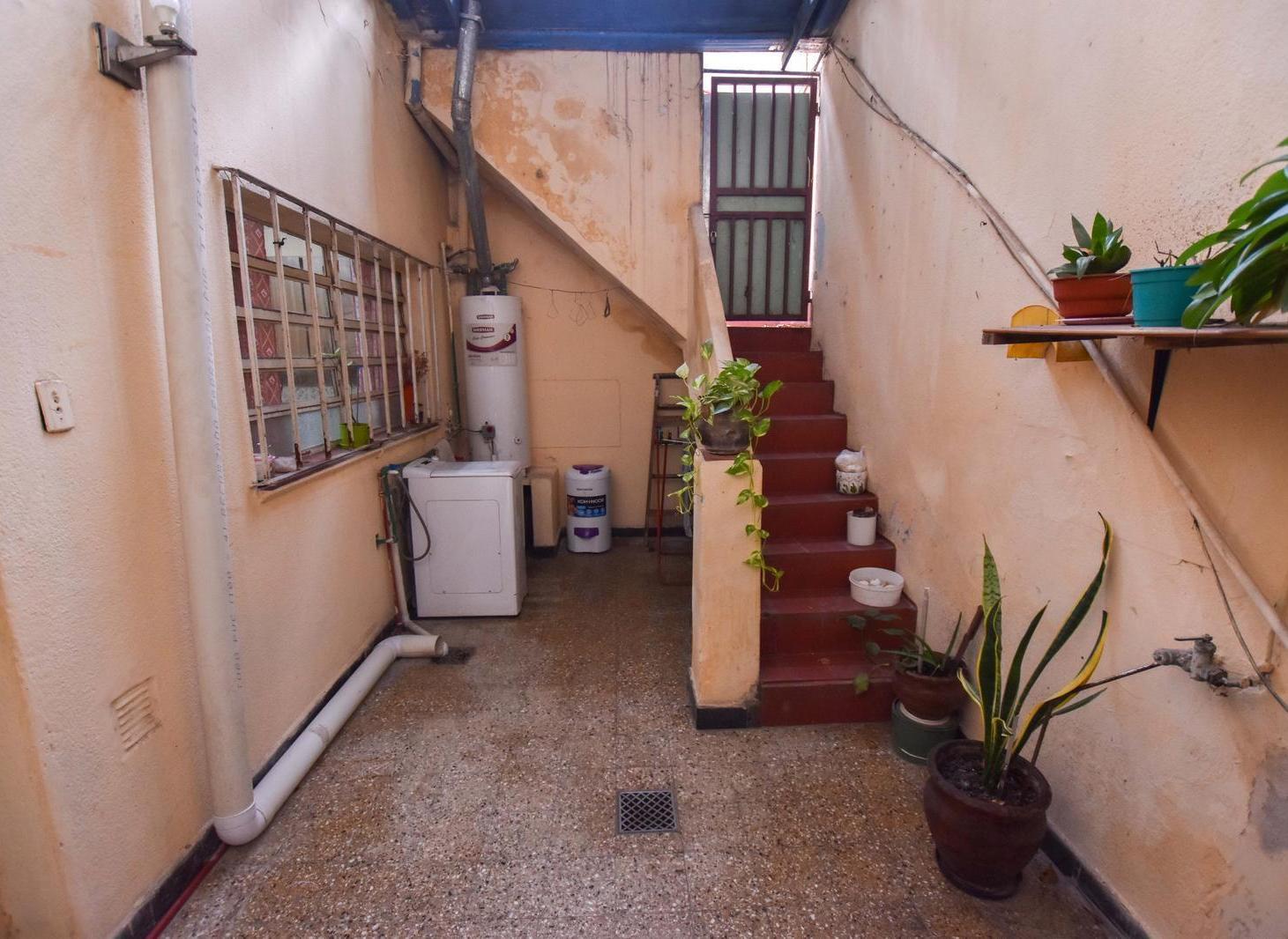 Foto de VENTA - CASA DE 4 DORMITORIOS COMODIN CON PATIO - BARRIO SALADILLO, imagen 1