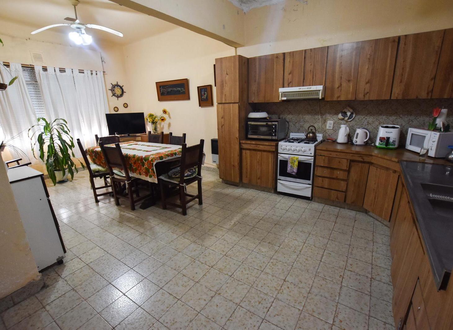 Foto de VENTA - CASA DE 4 DORMITORIOS COMODIN CON PATIO - BARRIO SALADILLO, imagen 3