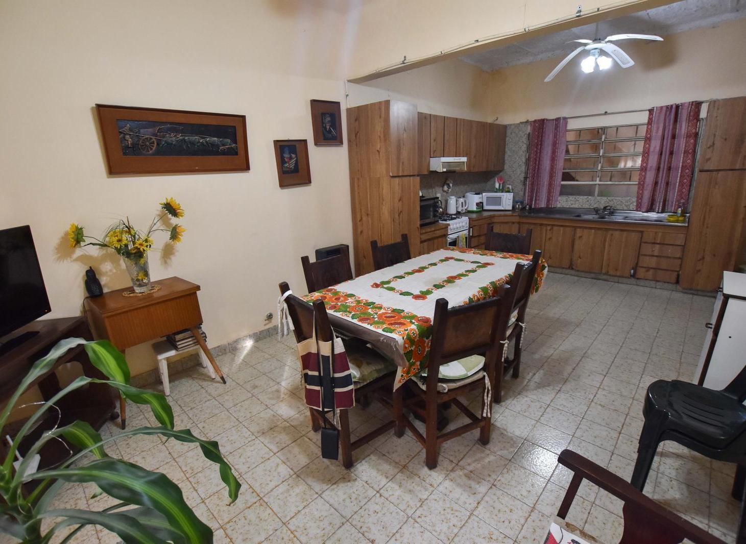 Foto de VENTA - CASA DE 4 DORMITORIOS COMODIN CON PATIO - BARRIO SALADILLO, imagen 2