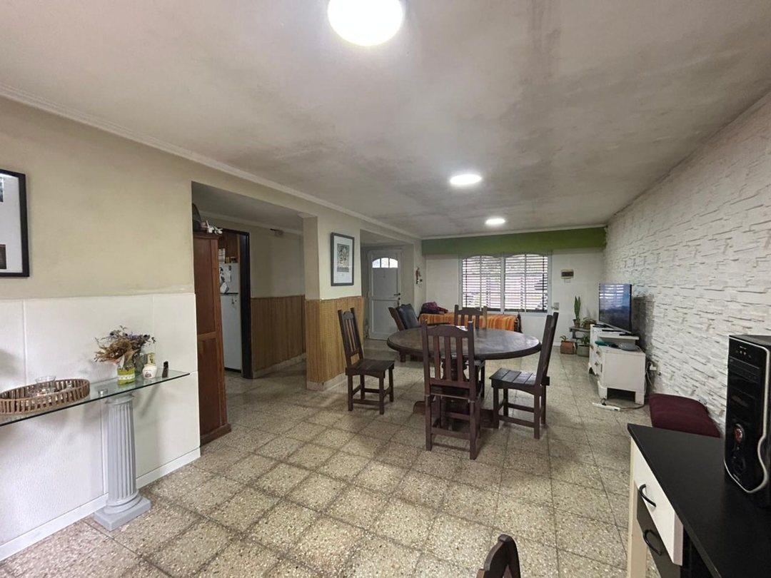 Foto de VENTA - CASA CON AMPLIO JARDIN Y PILETA - FRAY LUIS BELTRAN, imagen 3