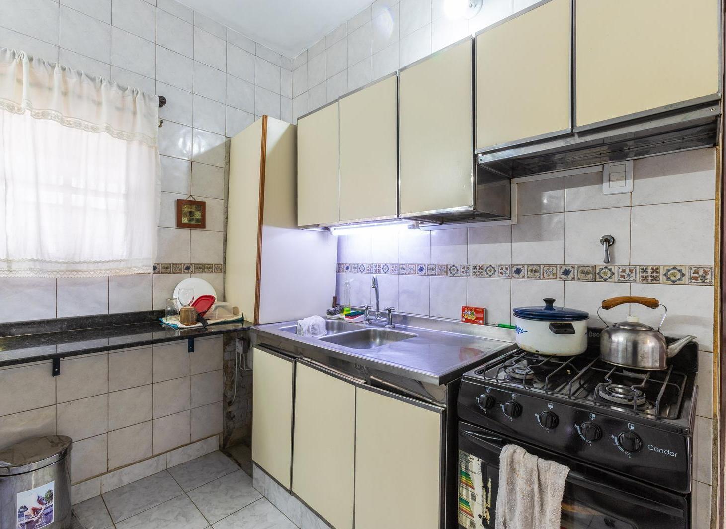 Foto de EN VENTA - CASA DE PASILLO UNICO 4 DORMITORIOS CON QUINCHO - ALBERDI, imagen 3