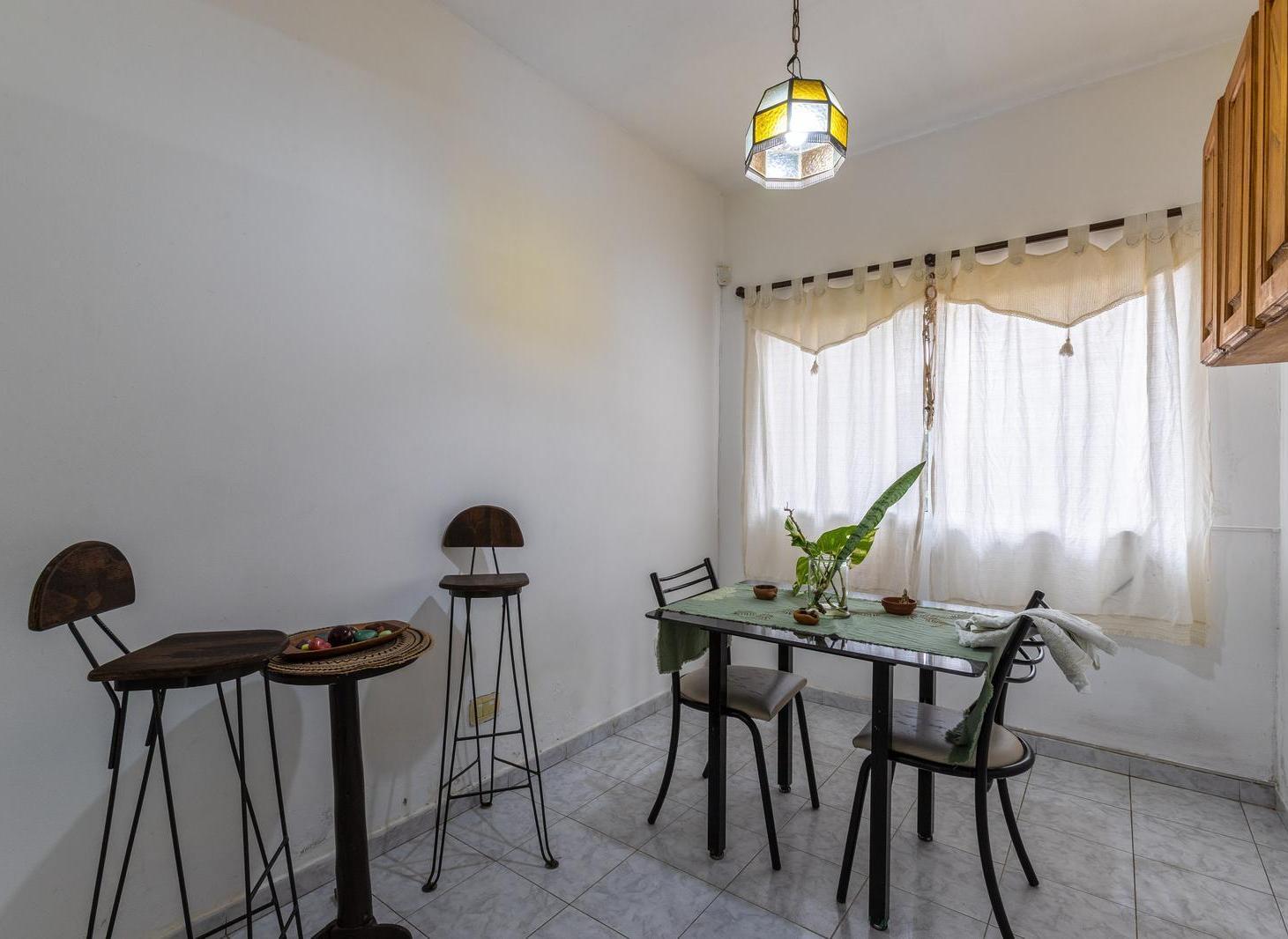 Foto de EN VENTA - CASA DE PASILLO UNICO 4 DORMITORIOS CON QUINCHO - ALBERDI, imagen 2