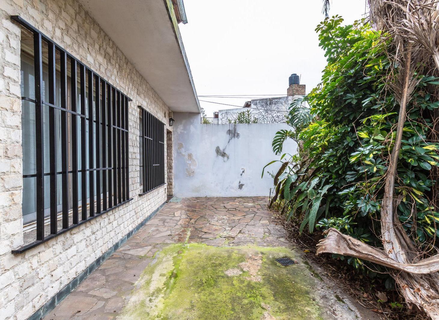 Foto de EN VENTA - CASA DE PASILLO UNICO 4 DORMITORIOS CON QUINCHO - ALBERDI, imagen 1