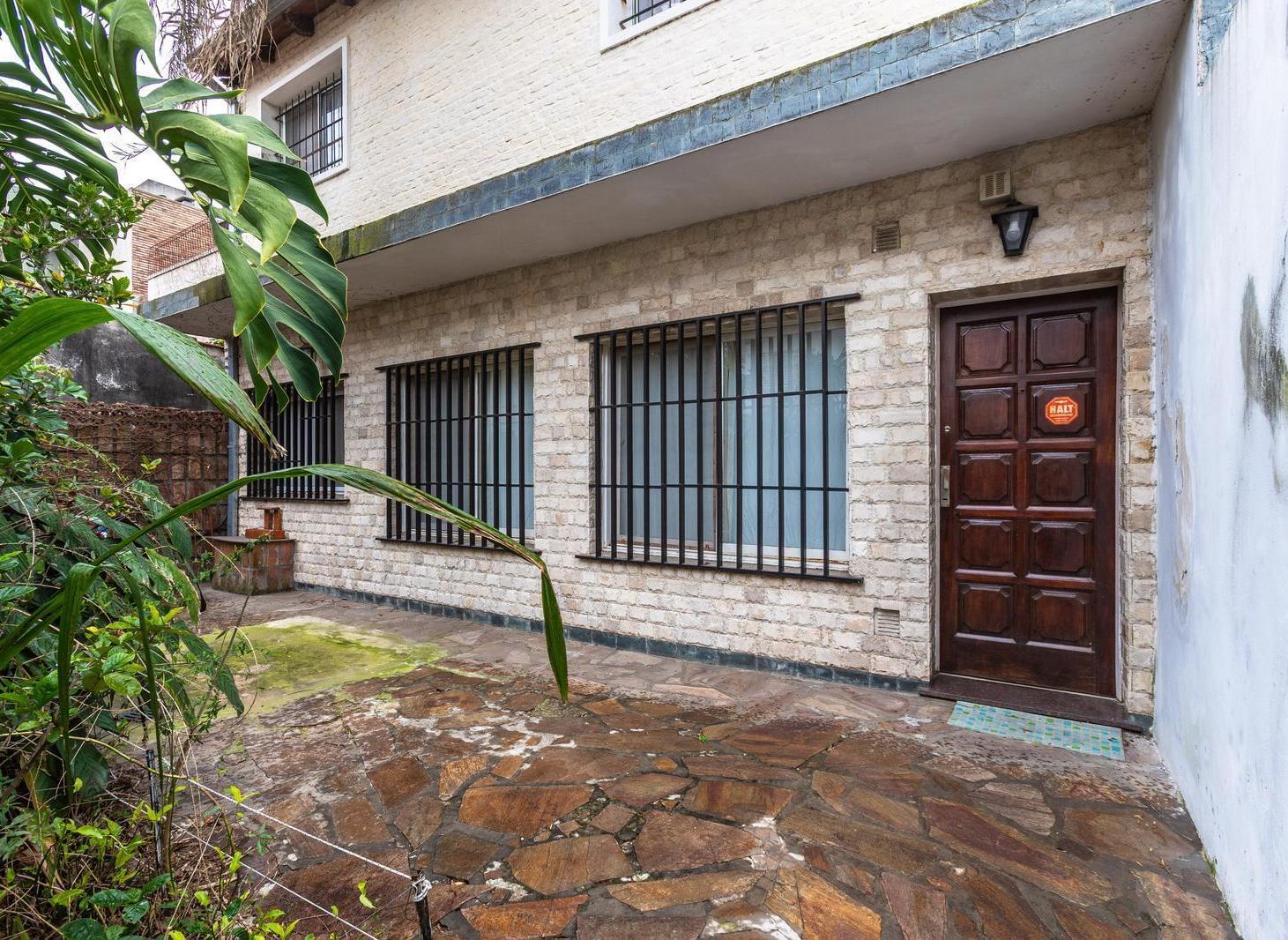 Foto de EN VENTA - CASA DE PASILLO UNICO 4 DORMITORIOS CON QUINCHO - ALBERDI, imagen 4