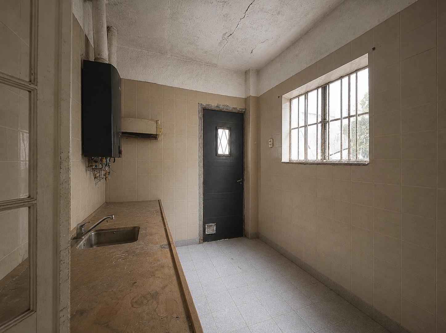 Foto de VENTA - CASA A REFACCIONAR DOS DORMITORIOS CON PATIO - BARRIO LAS HERAS, imagen 1